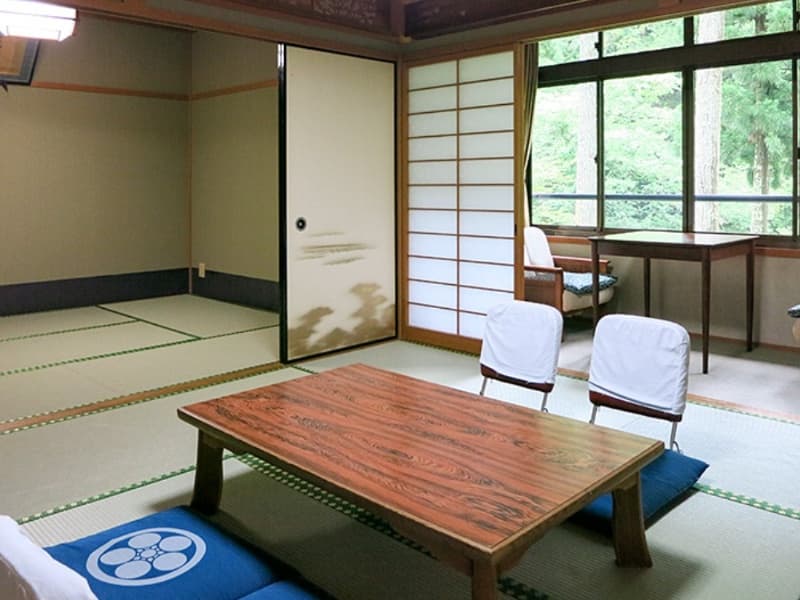 川側の和室14畳。ご家族やグループでのご利用に最適なお部屋。