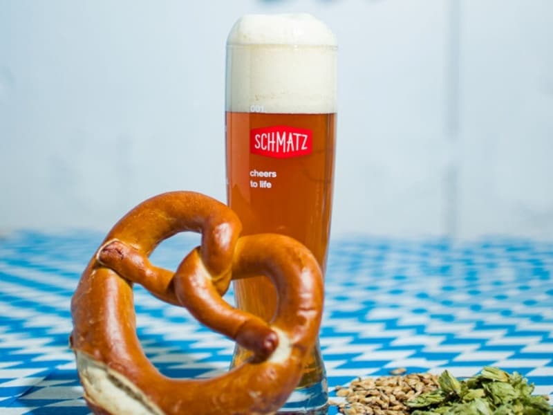 香ばしいプレッツェルと冷えたビールの組み合わせは格別