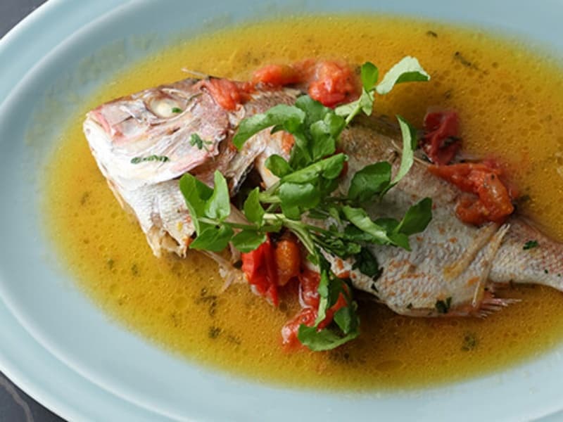 新鮮な魚は、丸々一匹使ってアクアパッツァで楽しめる