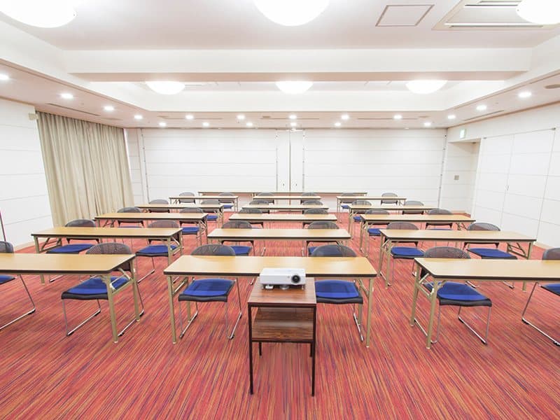 最大シアター型で120名収容可能です。
お客様の用途に合わせてレイアウトさせていただきます。
パーティー利用から展示会・セミナー・説明会など様々な用途でご利用いただけます。
