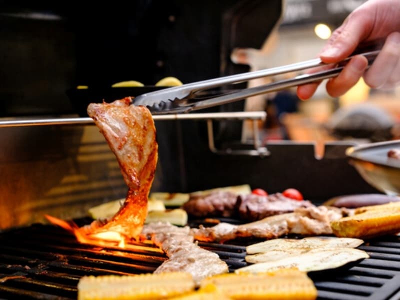 本格的なグリルで焼くBBQはワンランク上の仕上がり間違いなし