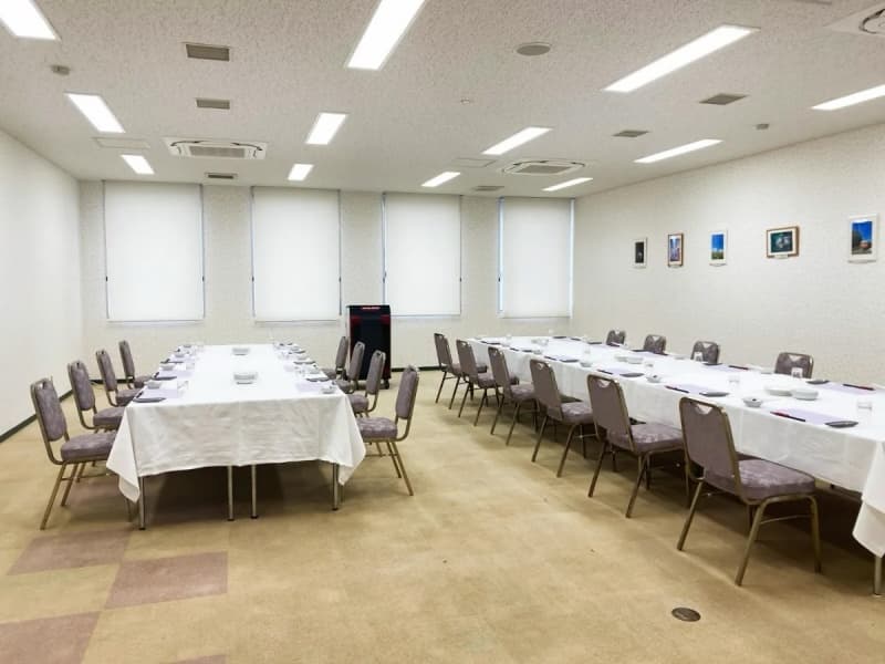 椅子・テーブル席を備えた洋室タイプの会場です。
最大24名まで利用可能で、会議や研修、食事会、小規模な宴会など幅広い用途にご利用いただけます。