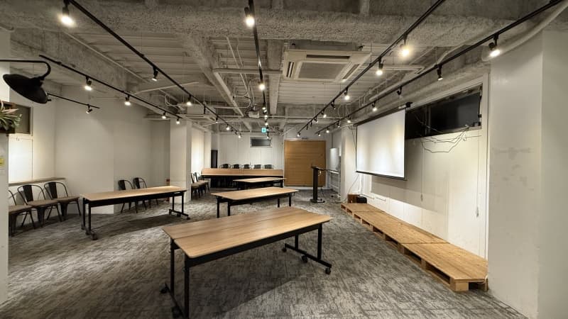 セミナー後の懇親会や交流会にも。テーブルを移動し、立食・半立食形式へレイアウト変更できます - TIME SHARING 五反田Ⅰプラザスクエアビルの写真