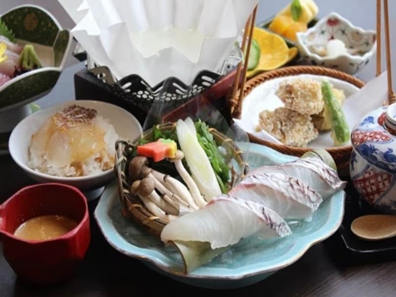 和風ダイニングで昼食「鯛づくし御膳」