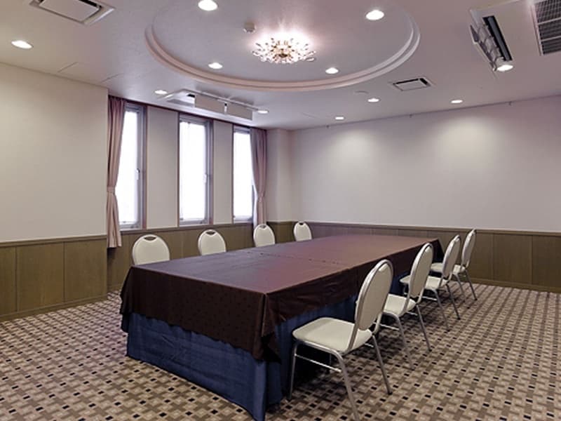 【高妻】ダークブラウンを基調とした小集宴会場。
２名〜１２名位のお集まりに最適。