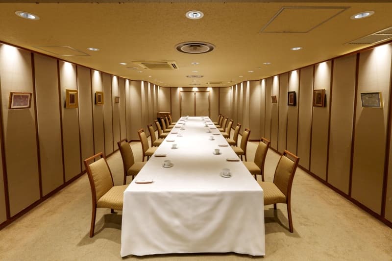中2F／けやき　少人数のご宴会や会議に最適な小宴会場。コンパクトながらレイアウトの自由度も高く、幅広い用途に対応します。