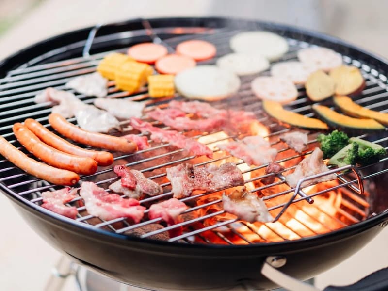 【BBQ】
予約必須です。
3,000円（1名様分：食材・炭代込み）にてご利用いただけます。
※時間：120～180分