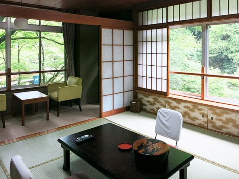 川側の和室8畳。高雄の自然を満喫できる、清滝川の清流に面したお部屋。