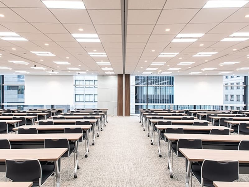 ROOM B+C　333m²　収容人数：スクール3名掛け216名