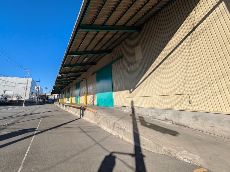 広いヤードと高床式バース完備、複数台の10t車での搬入OK。ロケバスの駐車も。