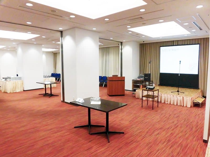 最大シアター型で２００名収容可能です。

お客様の用途に合わせてレイアウトさせていただきます。

「会議・研修・セミナー・展示会・パーティー等」、様々なニーズに合わせてご利用いただけます。