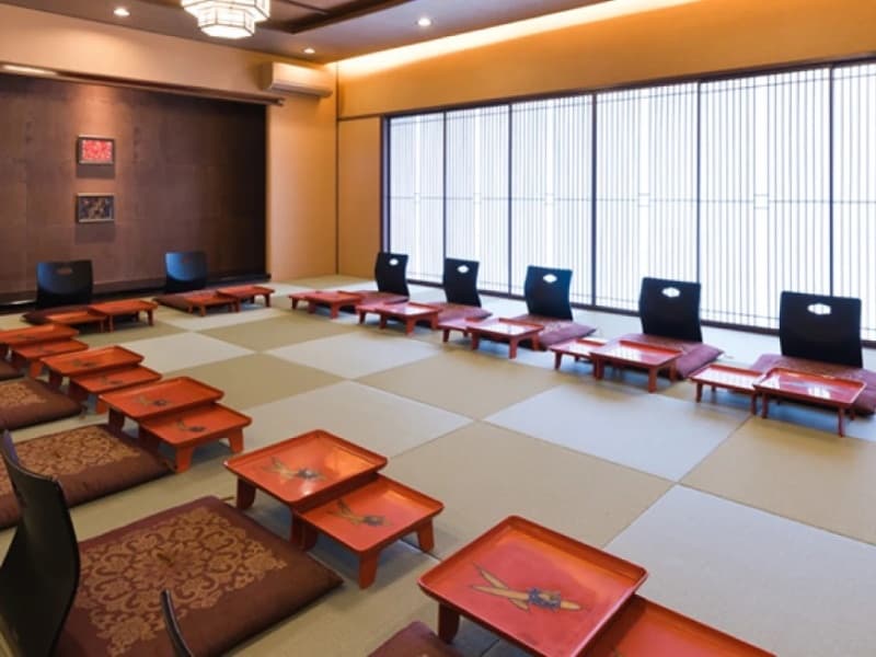 3F／桔梗　畳敷きの和室宴会場。少人数でのご会食や会議に最適な落ち着いた空間です。和の趣きを大切にしながらも、テーブルと椅子のご用意も可能です。