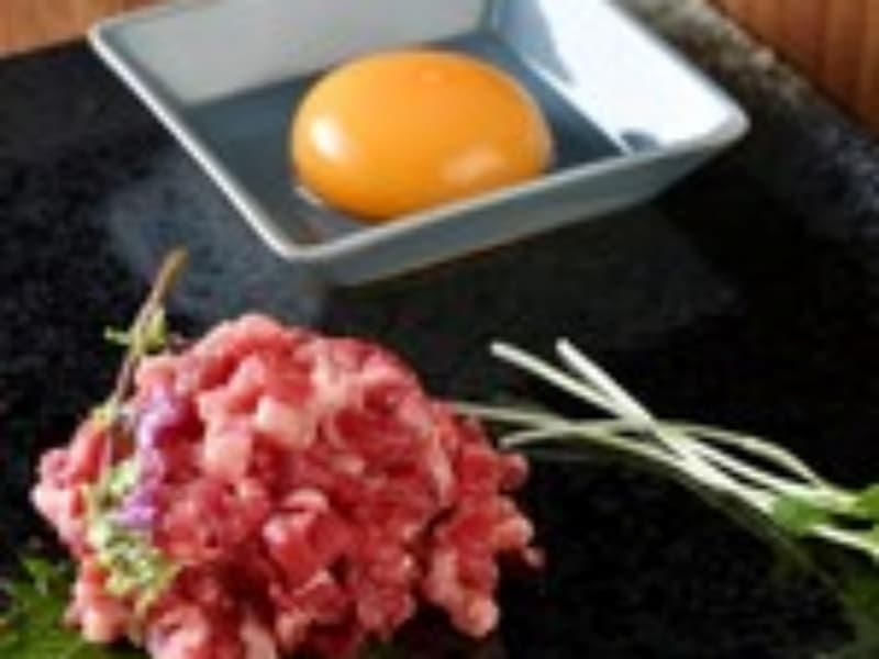 新鮮な牛ユッケはとろける食感を堪能できる