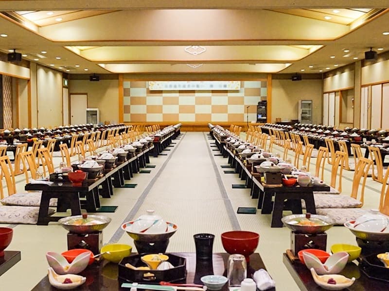 最大200名様まで対応可能な宴会場を完備しており、企業様のご宴会やご友人同士のお集まりなど、さまざまなシーンでご利用いただけます。会議・研修は最大180名様まで対応可能で、宴会場を会場としてご利用いただけます。飲み放題やコンパニオン、カラオケなどのオプションのほか、プロジェクター、スクリーン、ホワイトボードなどの備品貸出も承っております。