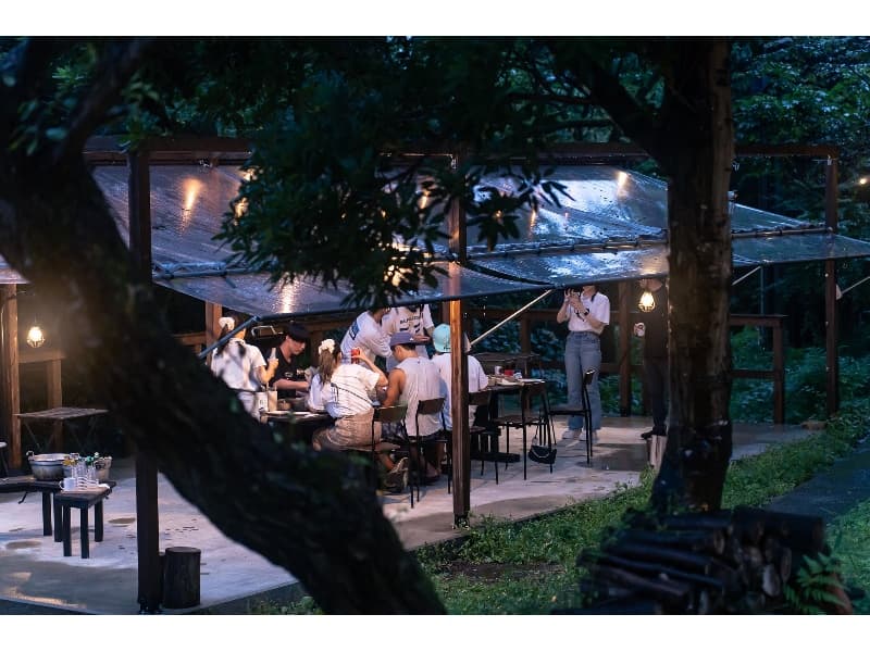 アウトドアディナー、BBQは屋外ダイニングでご提供いたします。