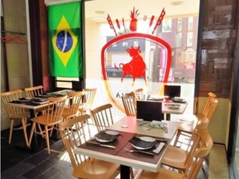 ガラス張りで開放感のある店内