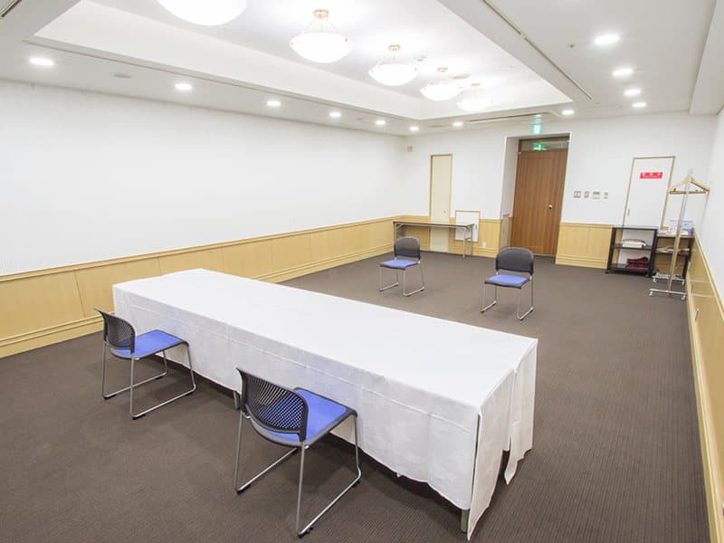 最大シアター型で７０名収容可能です。

お客様の用途に合わせてレイアウトさせていただきます。

「会議・研修・セミナー・展示会・パーティー等」、様々なニーズに合わせてご利用いただけます。