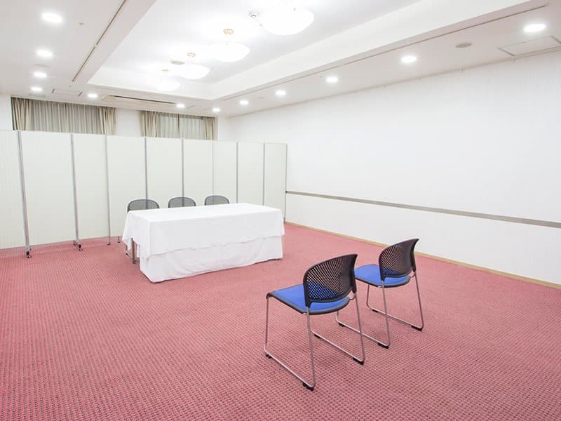 最大シアター型で７０名収容可能です。

お客様の用途に合わせてレイアウトさせていただきます。

「会議・研修・セミナー・展示会・パーティー等」、様々なニーズに合わせてご利用いただけます。