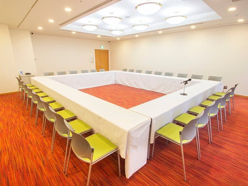 最大シアター型で80名収容可能です。
企業説明会・講演会・研修会・会議 など様々な用途にご対応致します。
窓が大きく開放感がありアパレル展示会やイベントルームとしてのご利用にも最適です。また、ビル最上階にあり日当たり 眺めも良く最高のロケーション。