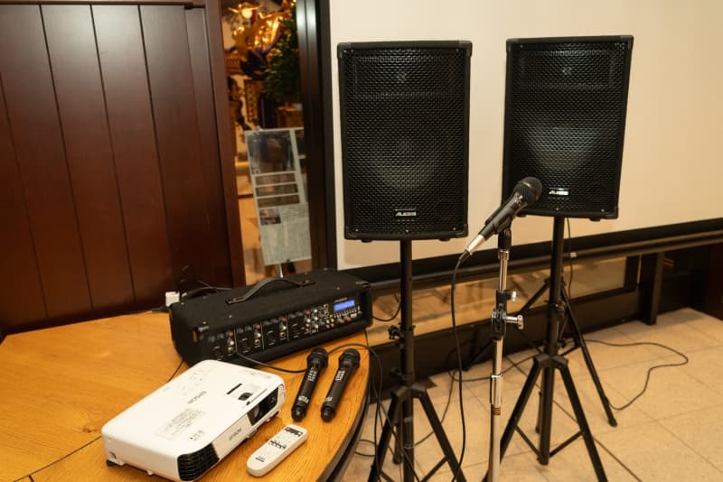 手ぶらでOK！最新音響設備、プロジェクター、有線+ワイヤレスマイクなど、必要な機材も完備！