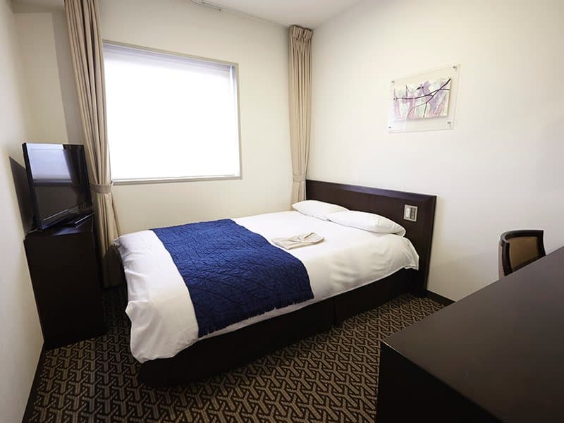 シングルルーム（一例）
「部屋の広さ」：16.0㎡
「ベッドサイズ」：40cm×195cm（シモンズ社製）のお部屋、110cm×195cm（シモンズ社製、ソファーのある部屋）のお部屋2タイプのお部屋がございます。