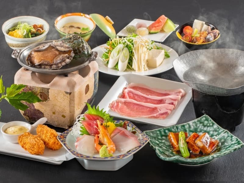 「房総の自然が育んだ旬の味覚を堪能」
九十九里沖で育った大粒のはまぐりをはじめ、千葉県産の良質な食材を厳選。房総の大地と海の恵みを、和洋の枠にとらわれない調理法で丁寧に仕上げています。四季折々の味わいを楽しめる、こだわりの料理をご堪能ください。