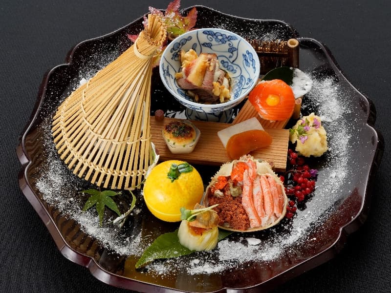 ■料理一例：　四季彩八寸
お皿の上に日本庭園のあしらい。季節は冬なので雪景色。見た目にも美しい一品。