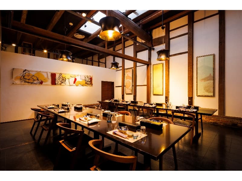 【酒林の間】着席最大28名様。プロジェクター・スクリーン利用可(独立型)。酒蔵のシンボル「酒林」のオブジェを配し、白壁を基調としたレトロモダンな空間です。