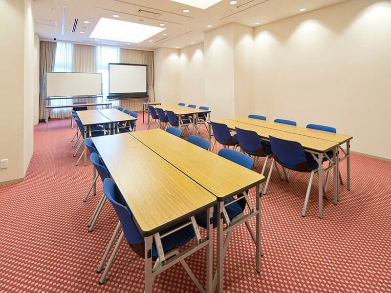 ■スイートピー（分割利用可）
面積：55㎡～270㎡
料金：\26,000～\98,000／3時間
スクール型：26～170名
シアター型：50～250名
口の字型：30～84名
