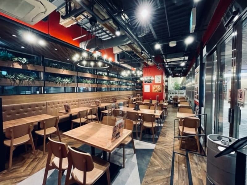 【駅直結!】着席最大69名、立食最大80名まで貸切可能なため、大人数での宴会やパーティーに最適です。3時間以上の飲み放題や食べ放題コースも充実しており、店内にはおしゃれで落ち着いた空間が広がります。広々としたテーブル席やソファー席を備え、ゆったりとお過ごしいただけます。