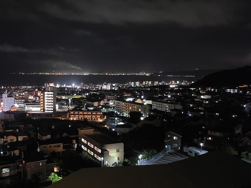 【テラス】
展望テラスはご宿泊者様は自由に出入りできます。
（別府湾側の夜景）