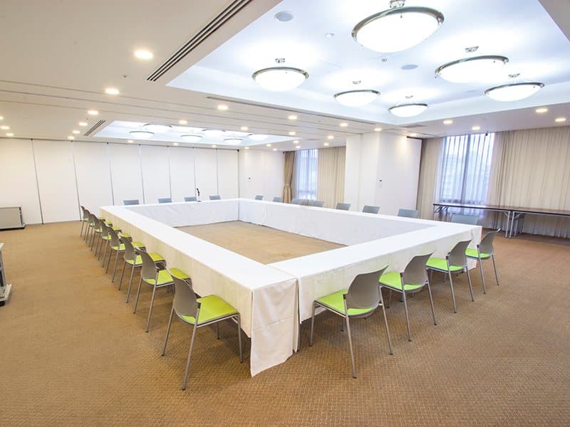 最大シアター型で120名収容可能です。
企業説明会・講演会・研修会・会議 など様々な用途にご対応致します。
窓が大きく開放感がありアパレル展示会やイベントルームとしてのご利用にも最適です。また、ビル最上階にあり日当たり 眺めも良く最高のロケーション。