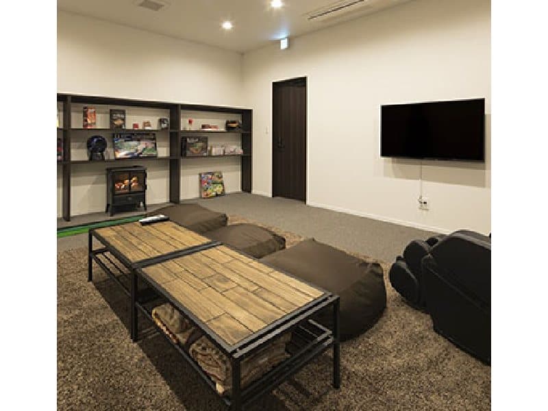 ラウンジ（少人数会議にご利用頂けます）

５０インチＴＶ、ボードゲーム、ＴＶゲーム、マッサージチェアなどあります。
夜のご歓談にも最適です。