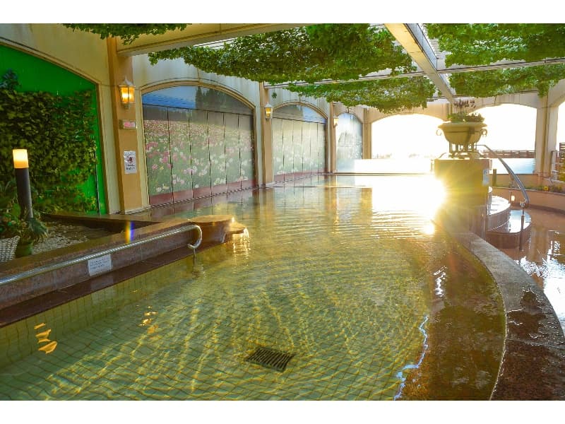 地下1.200ｍから湧き出る天然温泉。露天風呂「湖眺の湯」は猪苗代湖を一望でき、夕日を眺めながらの温泉はスタッフ一押しスポットです。