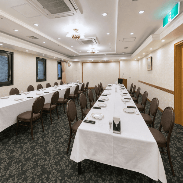 宴会場「ローズ」　※対面形式イメージ