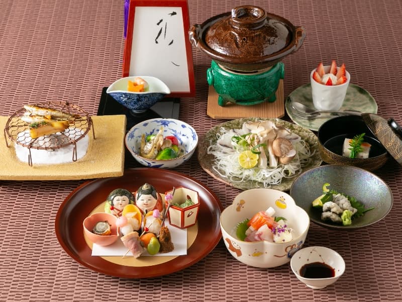 琵琶湖の湖魚、近江牛、里山の旬菜を用い、京料理の技で素材の持ち味を引き出した滋賀ならではの懐石料理。静かで端正な味わいが四季の移ろいを映します。