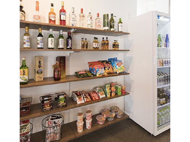 館内に売店があり、軽食、お菓子、お酒など購入可能です。