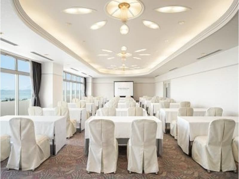 中規模パーティーや会議に最適なMeeting Room1。洗練された洋風空間で、会議から企業宴会まで幅広く対応いたします。