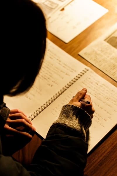 静かに向き合う"書く時間"。学びを自分の言葉に定着できます。