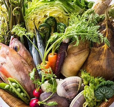 シェフ自らが吟味した選りすぐりの素材を贅沢に使用。季節や温度、時間帯よって変わる人の味覚に合わせるべく、その時々に最適な調理法や味付けで仕上げていきます。素材の味を最大限に引き出した逸品で、お客様をおもてなしします。