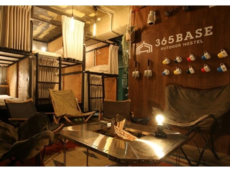 【個室】キャンプドミトリー《BBQ付》　37.8㎡（定員10名程度）
キャンプ気分を一年中楽しめる「屋内キャンプルーム」は、合宿や大人数での宿泊に最適です。セパレートされたベッドスペースで、プライバシーを保ちながら快適に過ごせます。