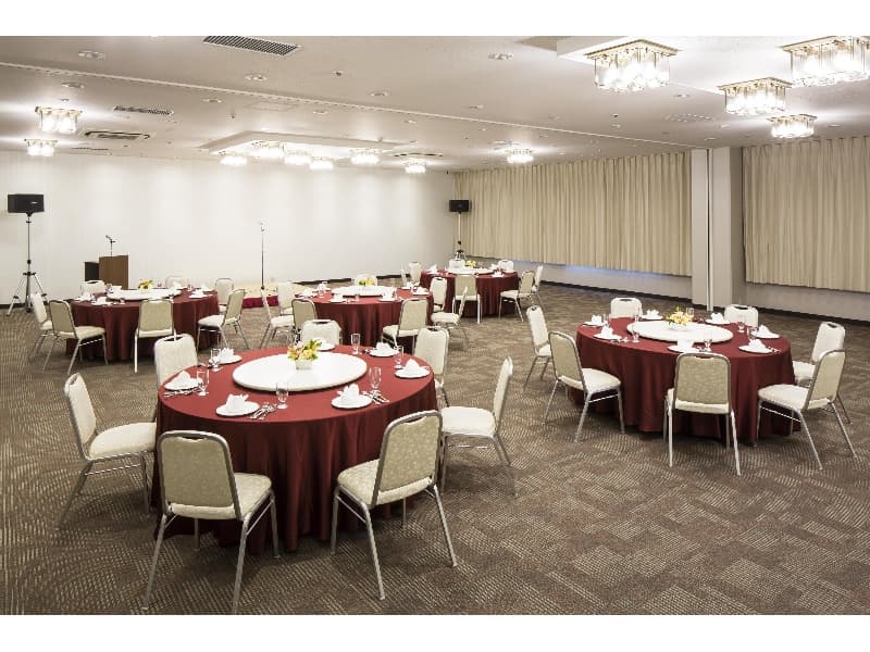立食最大130名、着席最大80名収容可能な宴会場です。