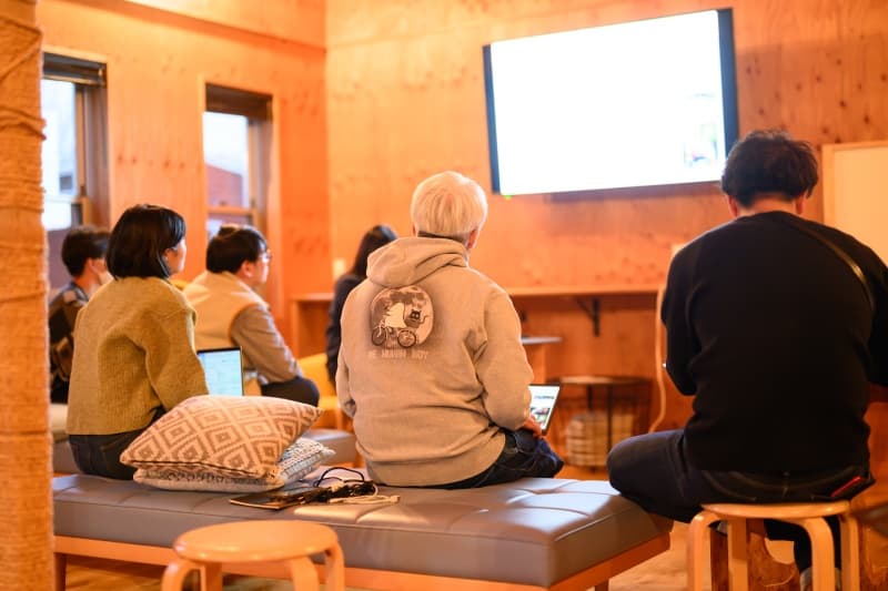 寒い時期の11月ではありますが、プロジェクトチームのオフサイトミーティングとしてご利用頂きました。ご利用内容：会議室・BBQ・焚火・焼きマシュマロ・海岸清掃 事例写真3枚目