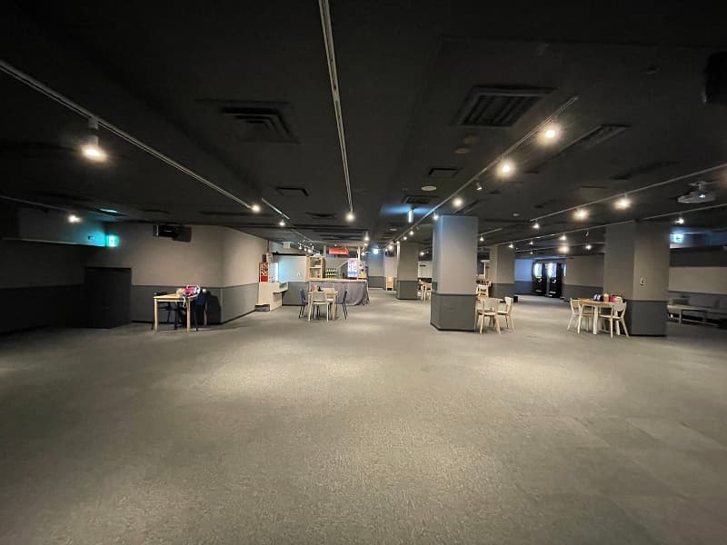 正面側から入口に向かったスペースです