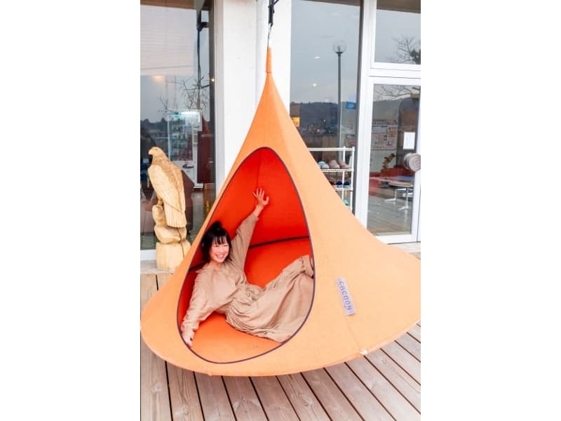 空き時間には、ハンモックで寛いだり、湖畔を散歩したり、ラウンジ（カフェメニューあり）で楽しくおしゃべりしたり、ご自由にお過ごしください。