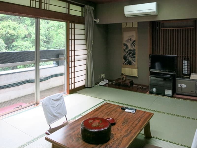 川側の和室10畳。ご家族でのご利用に最適なお部屋。