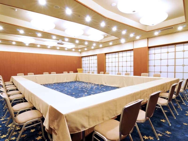 会議室『平安』（分割利用可）
面積：197㎡
最大、スクール形式で80名様までの会議が可能です。
会場はwi-fi利用可です。