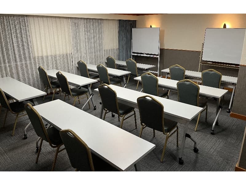 最大15名まで利用可能なオーロラの会場です。企業様や団体様など幅広い用途でご利用いただけます。