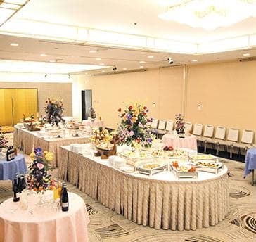 ２Ｆ　孔雀の間（158㎡）天井高　2.9ｍ
パーティー会場　立食　100～120名様
　　　　　　　　着席　60名様

