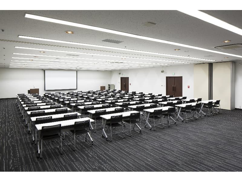ホテルマイステイズ新大阪コンファレンスセンター、最大の会場です。資格試験や300名様規模の会議、展示会などにもご利用頂ける会場です。